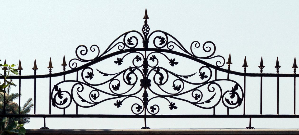 Doppelstabmattenzaun vs. Schmiedezaun: Welcher passt zu Ihrem Grundstück? Doppelstabmattenzaun vs. ogrodzenie kute: