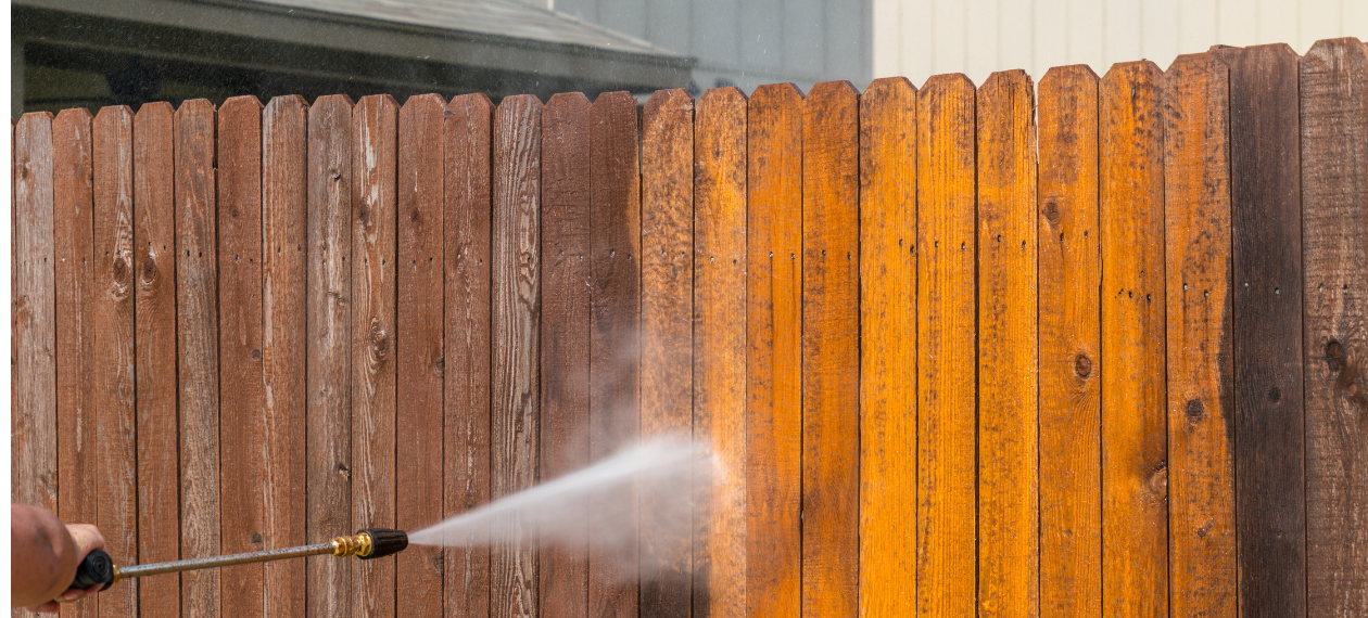 Metallzäune vs. Holzzäune: Welcher ist langlebiger und pflegeleichter? Holzzäune