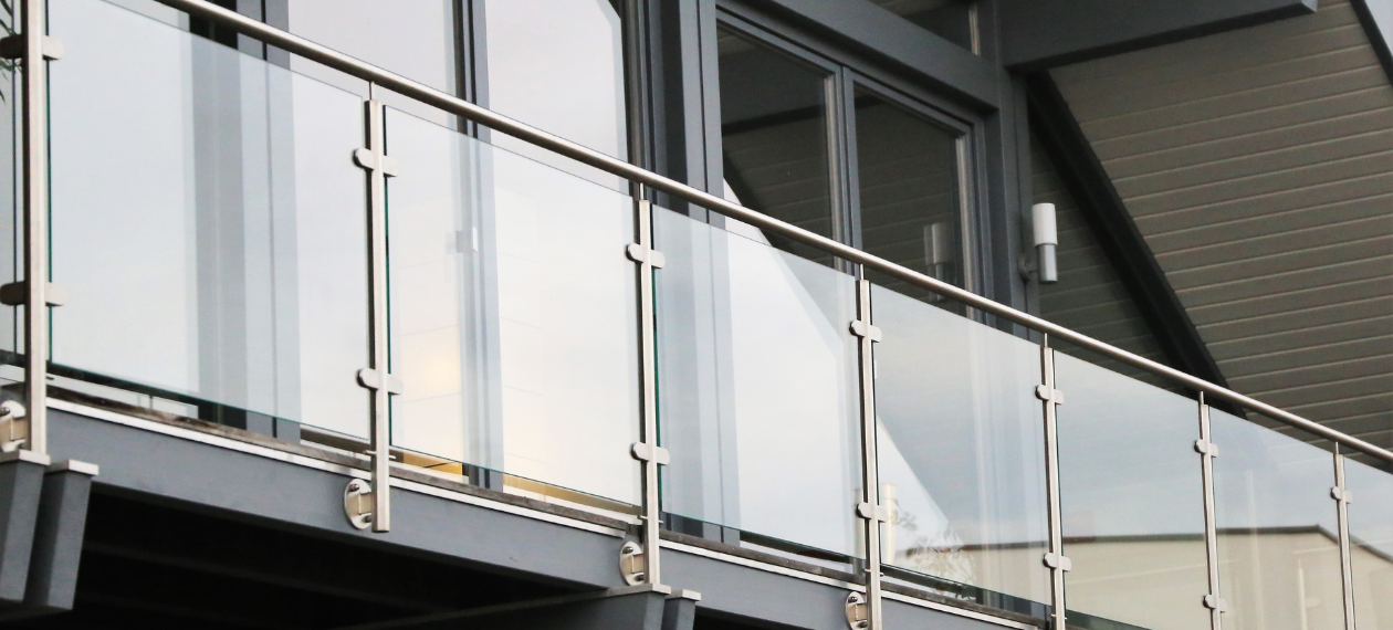 Installation Balkongeländer mit Konstruktion