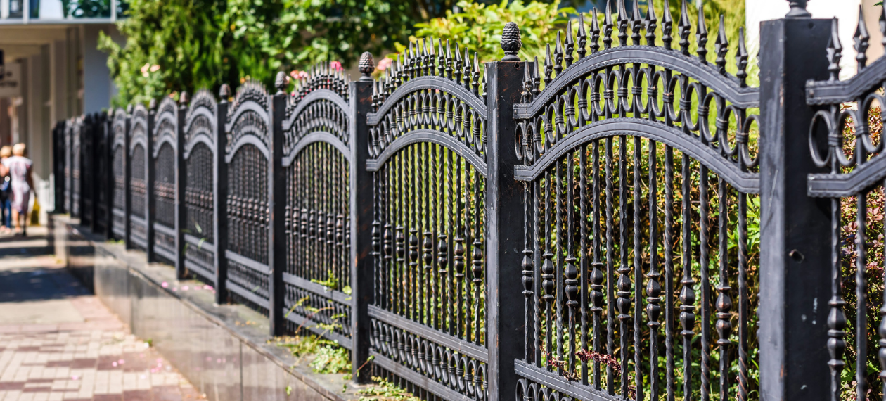 Doppelstabmattenzaun vs. Schmiedezaun: Welcher passt zu Ihrem Grundstück? ogrodzenie kute