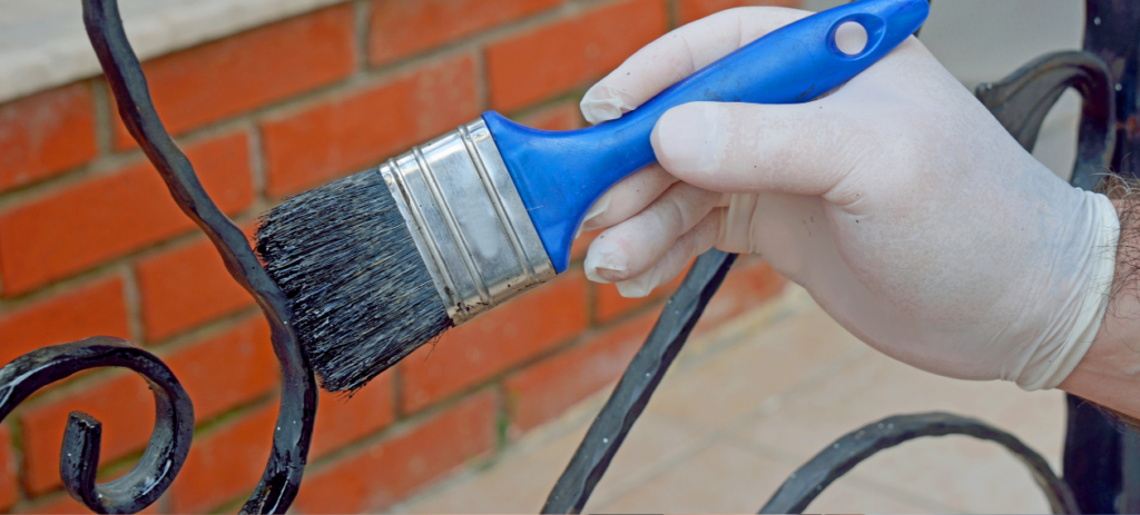 Pflege und Wartung von Metallzäunen