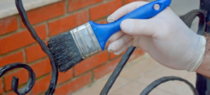 Pflege und Wartung von Metallzäunen