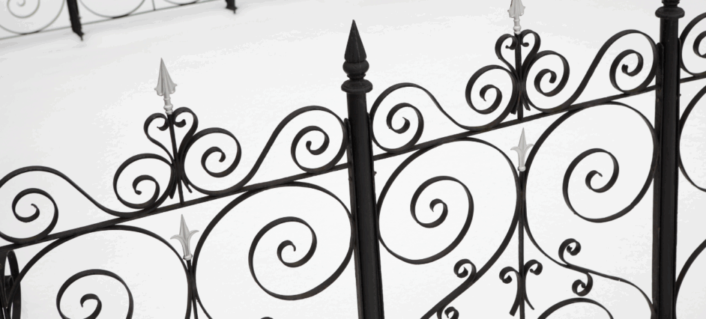 Klassische Zaunmodelle für stilvolle Grundstücke Metallzäune