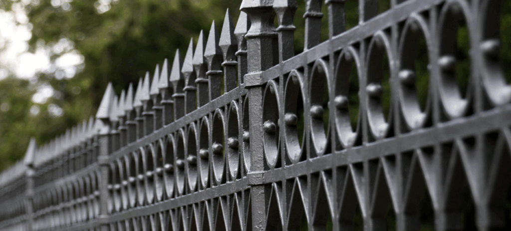 Individuell gestaltete Metallzäune