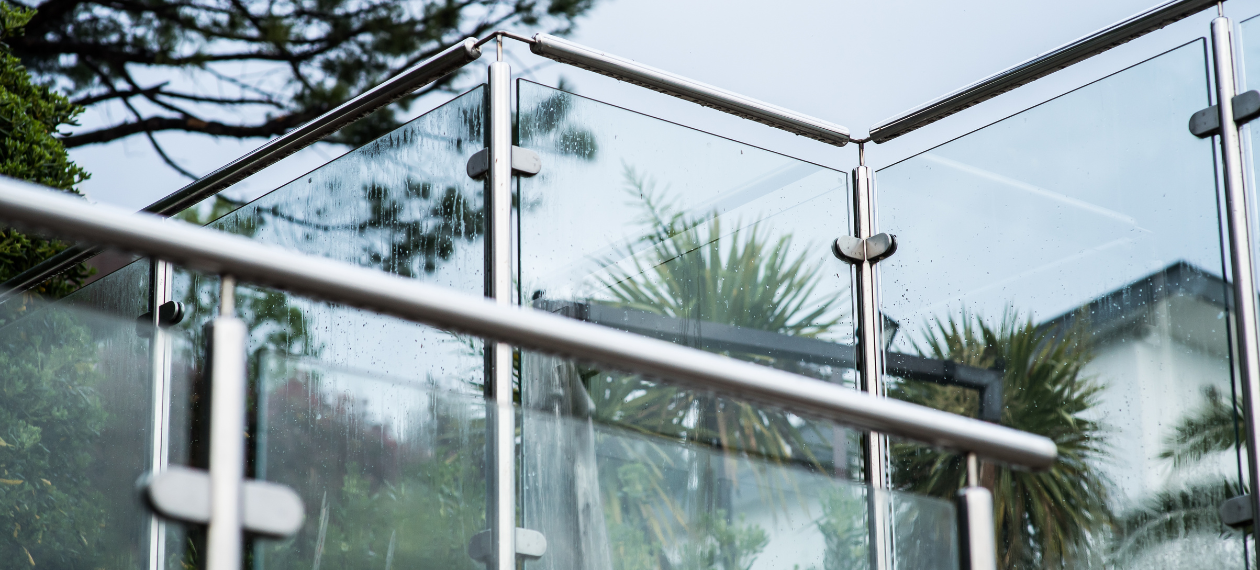 Balkongeländer aus Metall oder Glas: Was ist die bessere Wahl? Glasbalkon