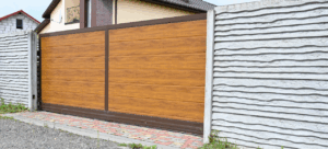 Zaunanlage mit Mauer, Tor und Geländer