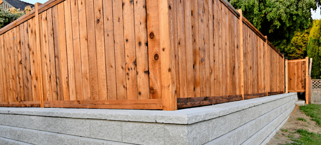 Zaunanlage mit Mauer, Tor und Geländer