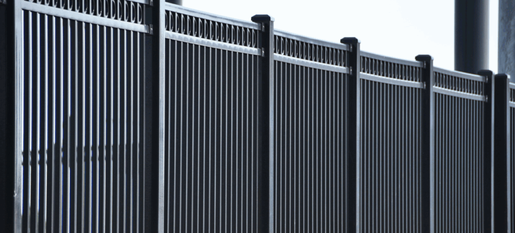 Doppelstabmattenzaun verzinkt: Korrosionsschutz und Langlebigkeit im Vergleich