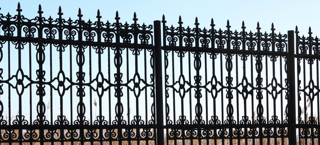 Metallzäune aus Polen mit Montage – worauf sollten Sie achten? Metallzäune aus Polen