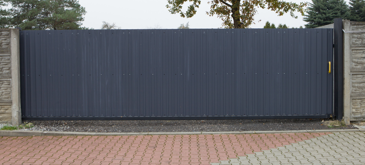 Schiebetor aus Metall – platzsparende Lösung für moderne Einfahrten Schiebetor aus Metall